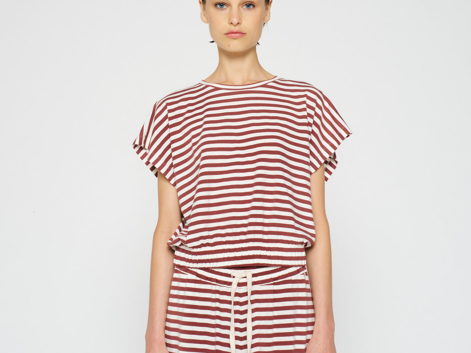 square tee stripe | warm white/burgundy