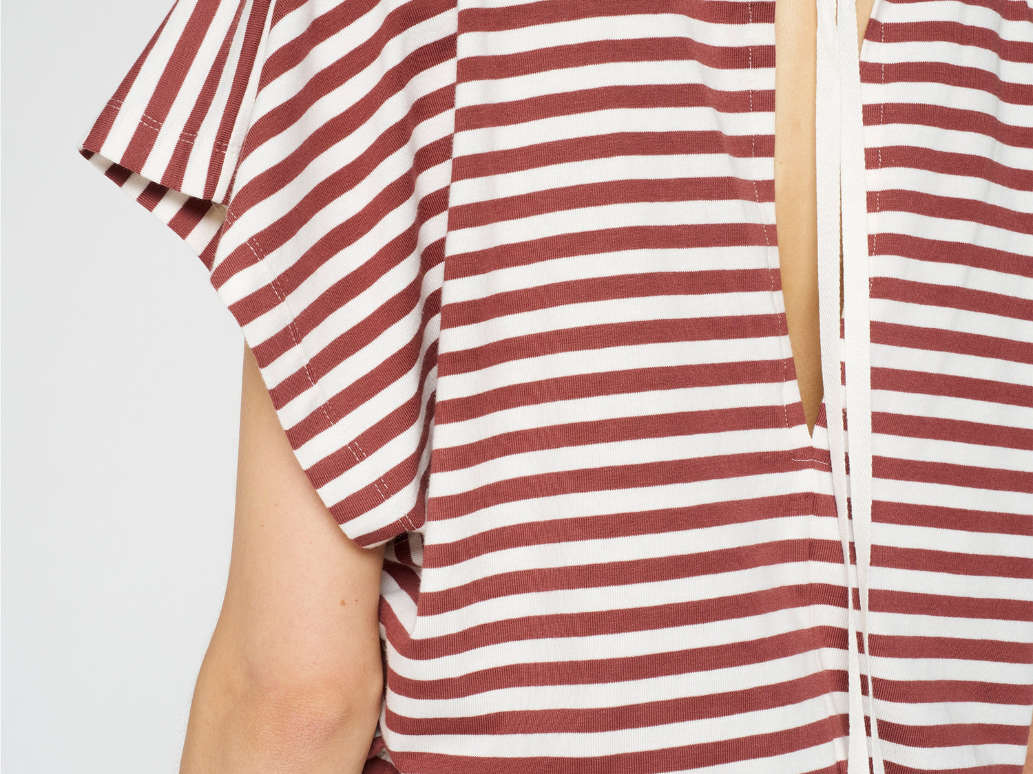 square tee stripe | warm white/burgundy