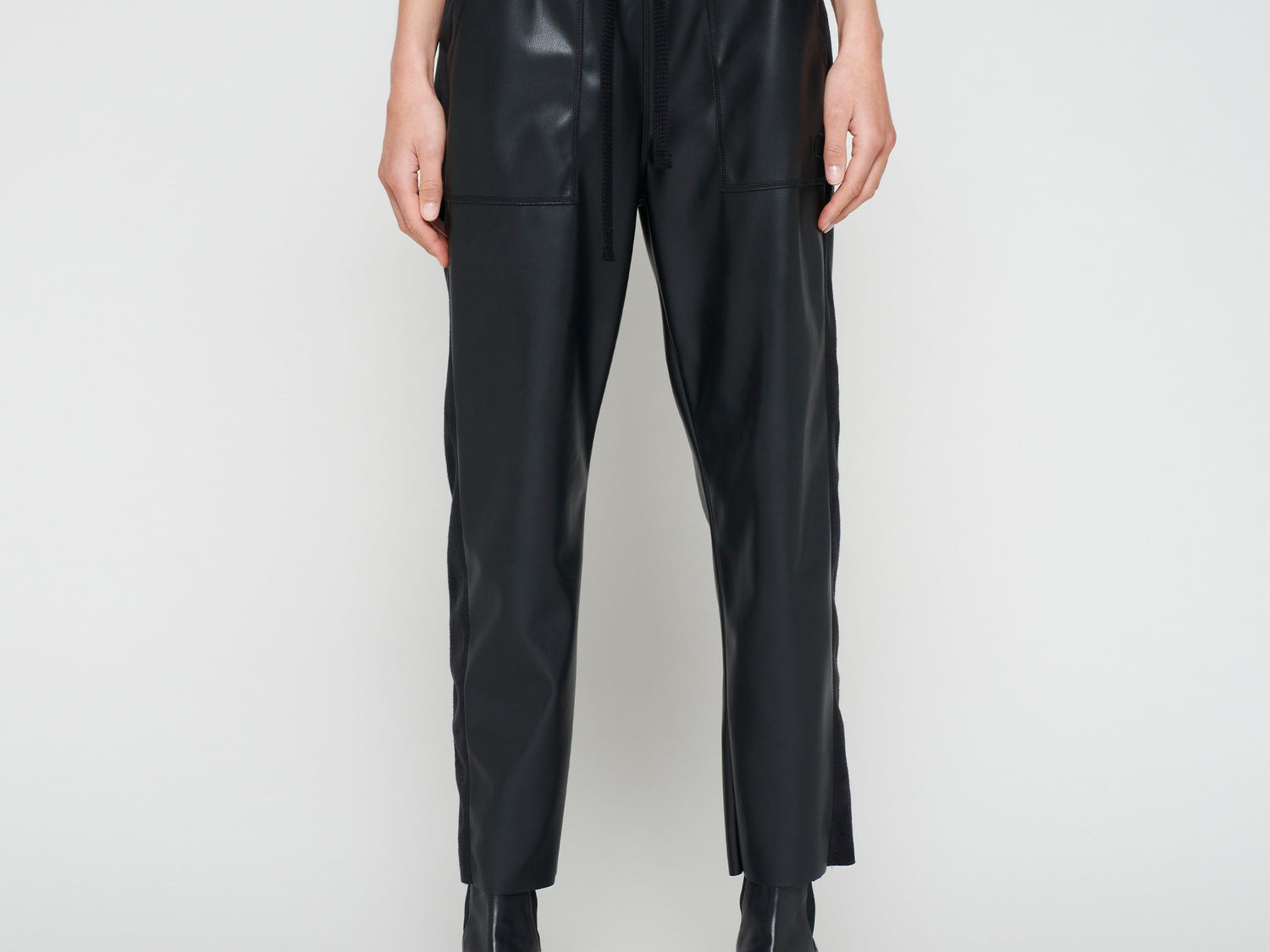 leatherlook side panel jogger | black