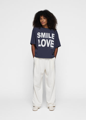 statement tee smile love | yale blue