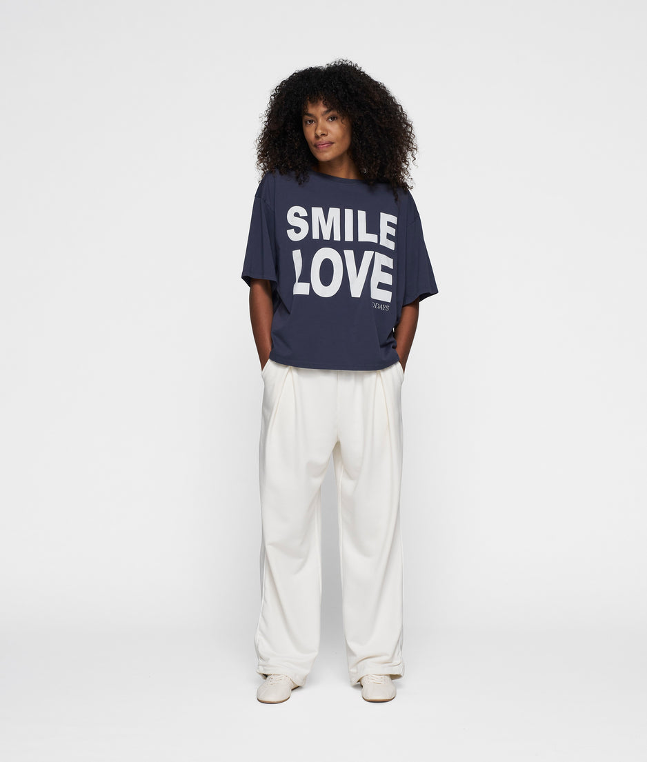 statement tee smile love | yale blue