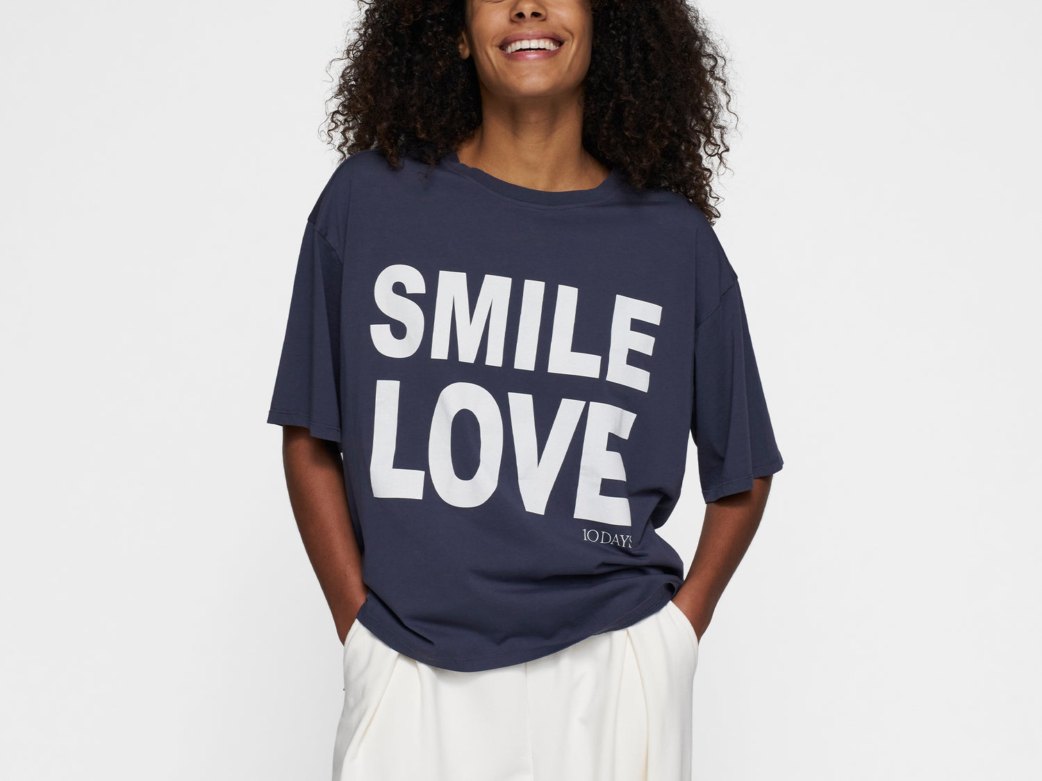 statement tee smile love | yale blue