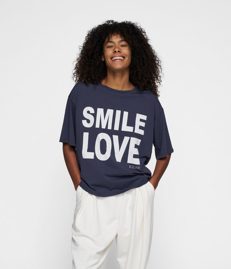 statement tee smile love | yale blue