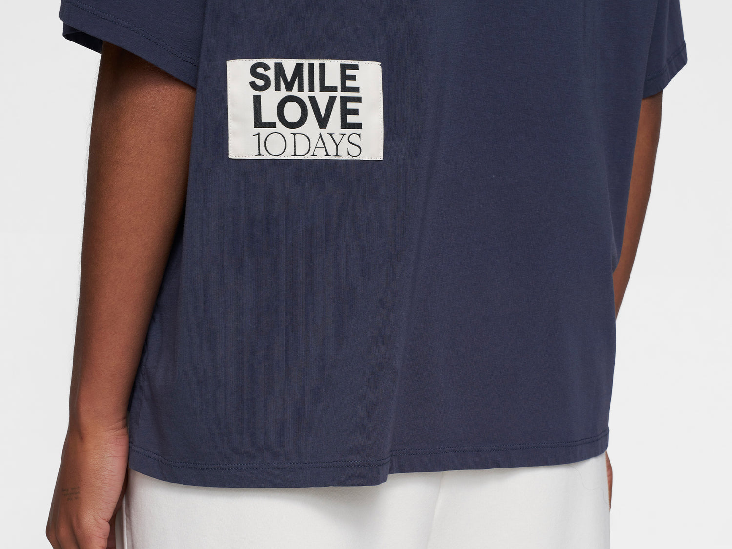 statement tee smile love | yale blue