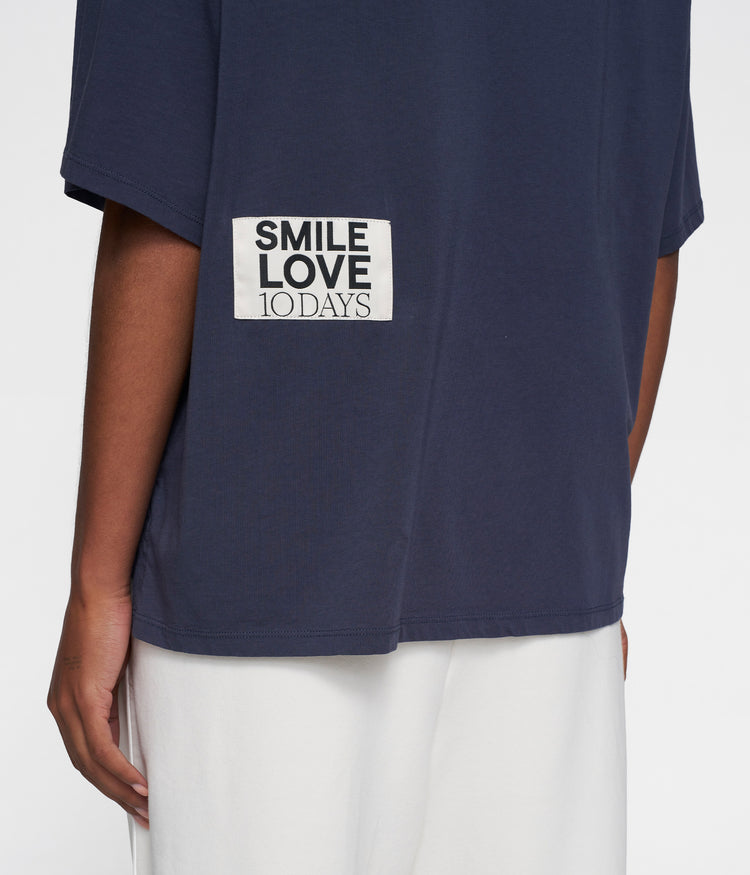 statement tee smile love | yale blue