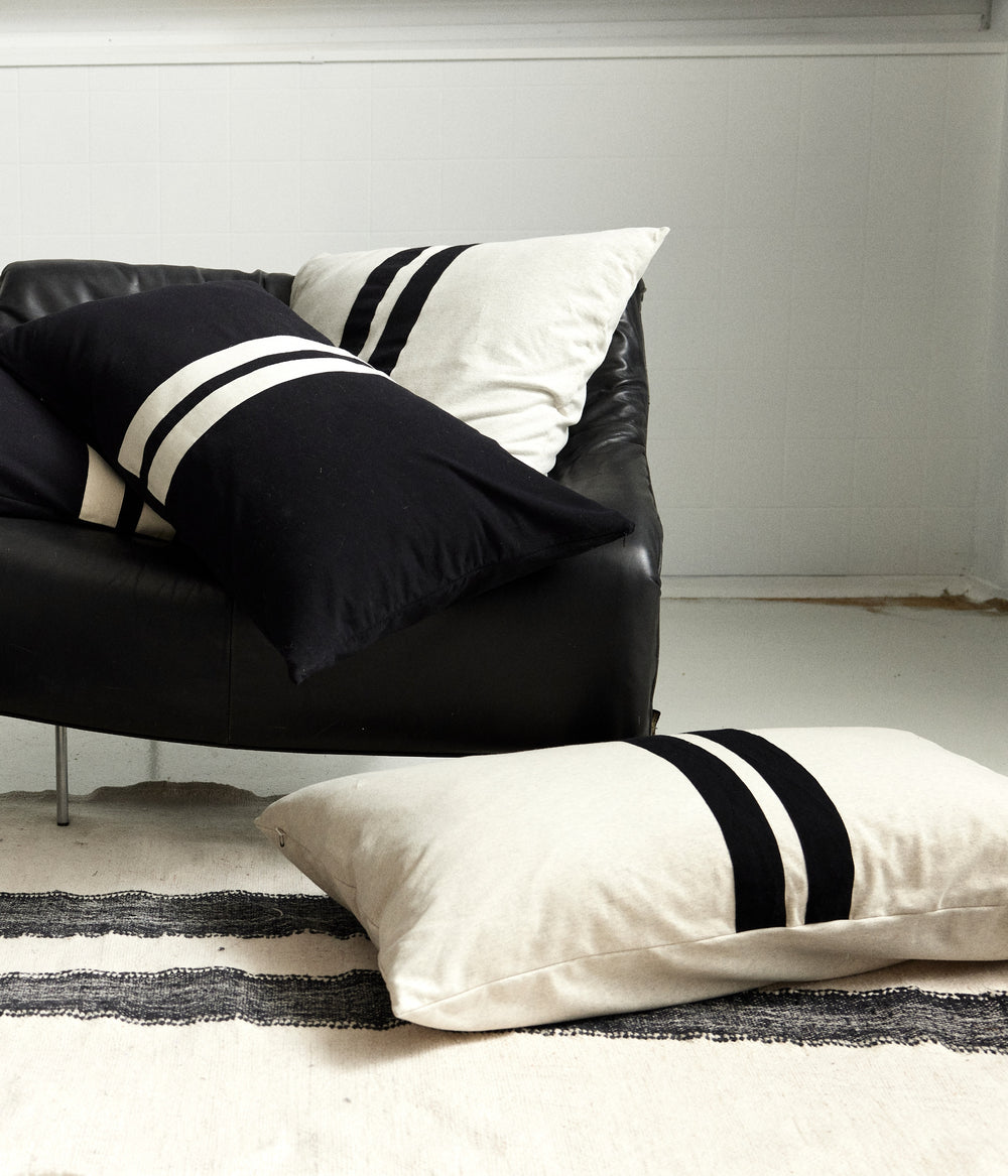 THE PILLOW COVER LONG | black