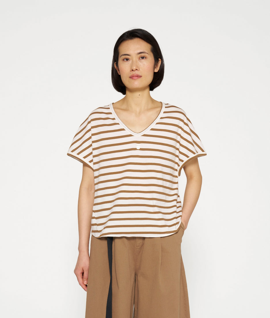 v-neck tee stripes | ecru/cedar brown