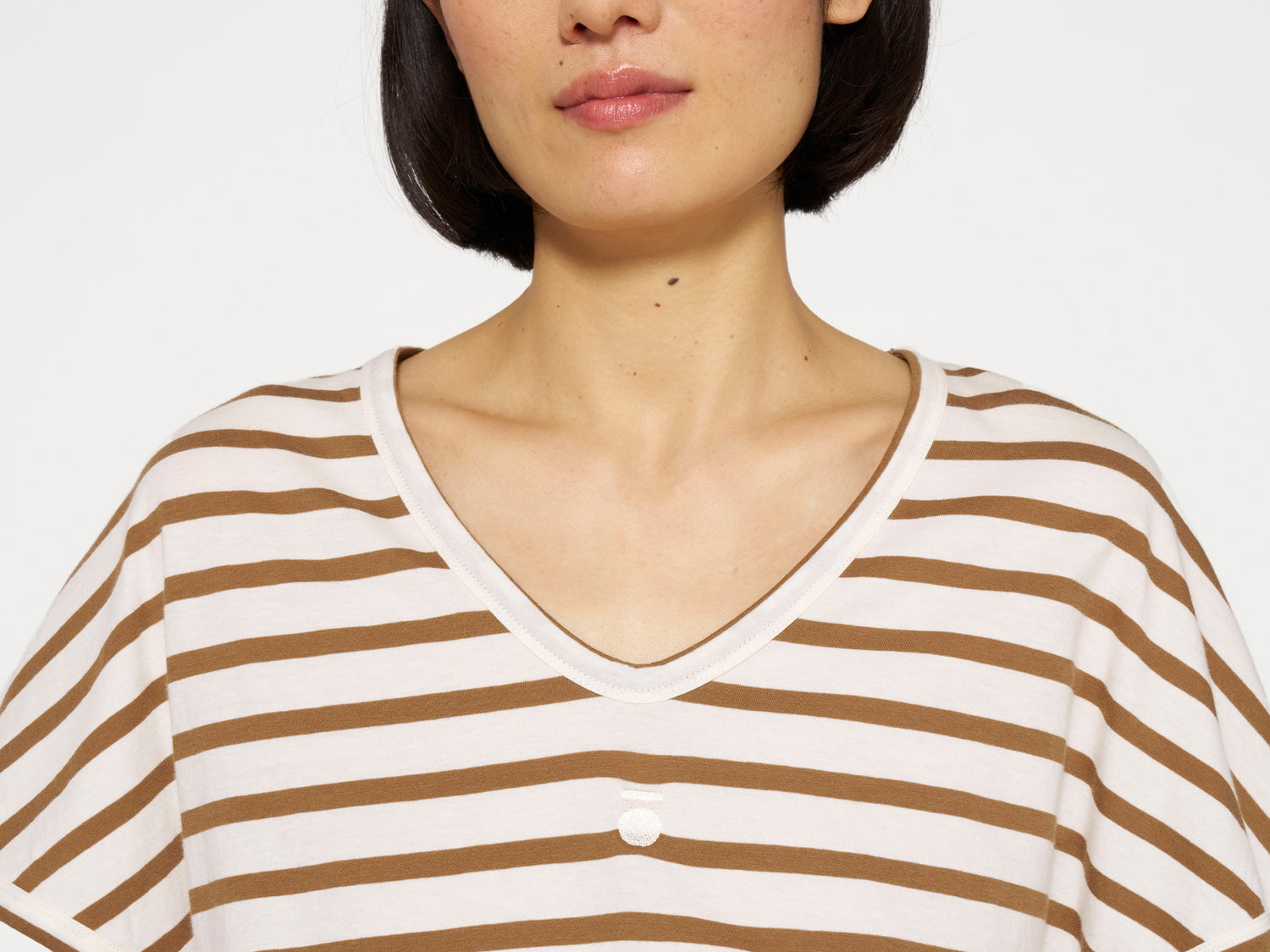 v-neck tee stripes | ecru/cedar brown