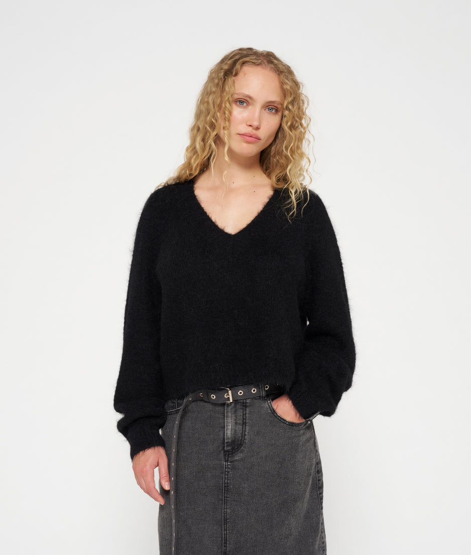 cropped v-neck sweater knit | black