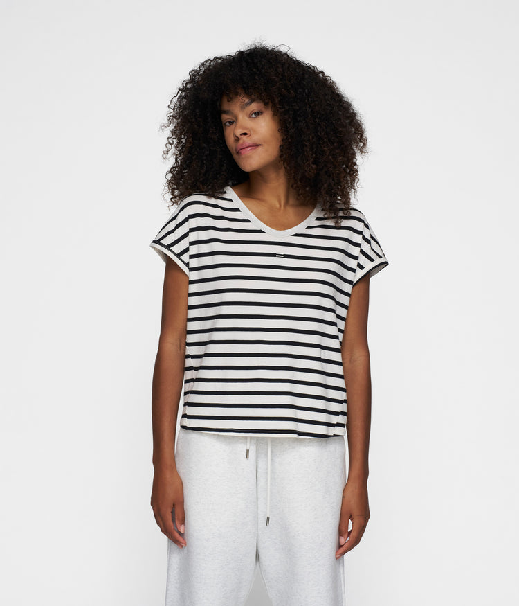 v-neck tee stripes | ecru/black