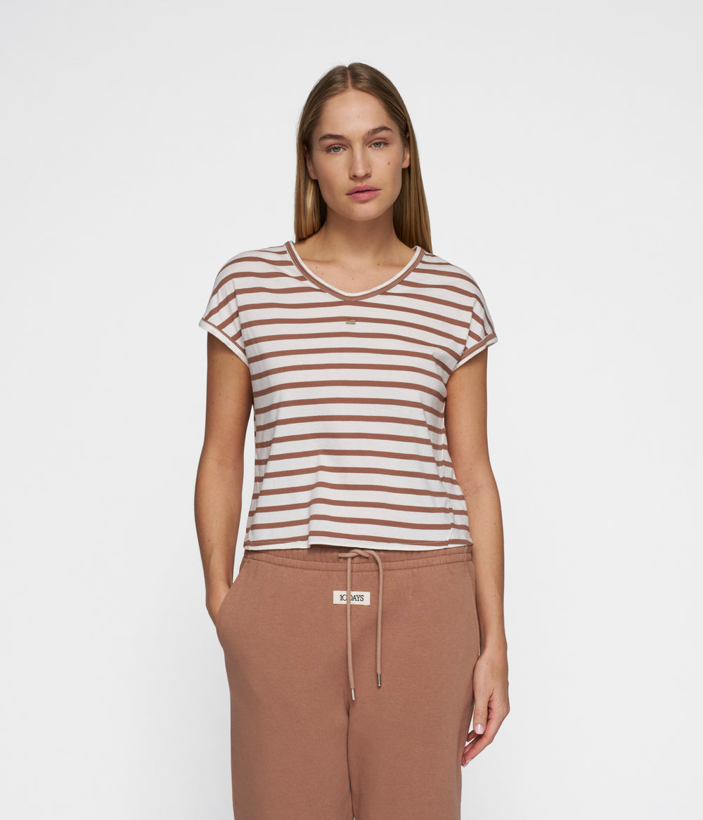 v-neck tee stripes | ecru/fudge