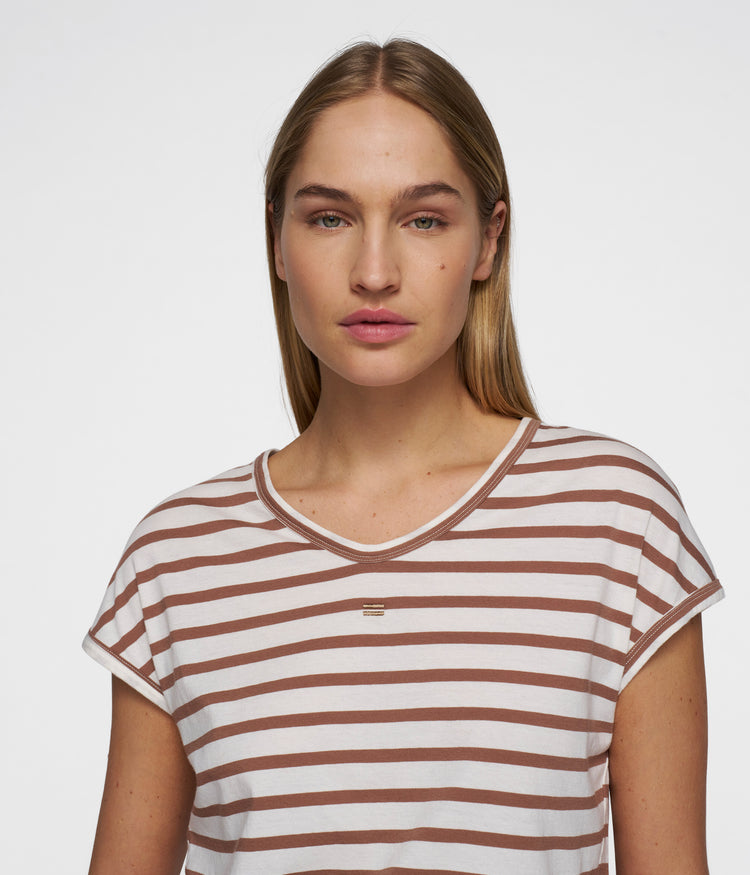 v-neck tee stripes | ecru/fudge