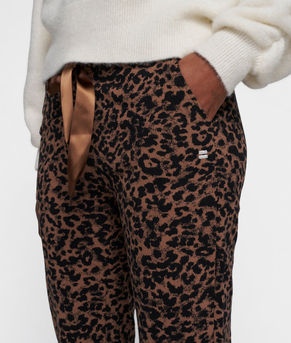 cropped jogger leopard | dark fudge